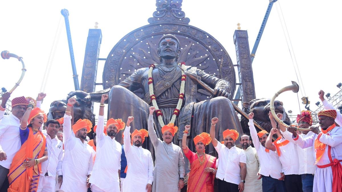 छत्रपति शिवाजी महाराज के वंशज ने फिर किया राजहंसगढ़ किले में प्रतिमा का अनावरण