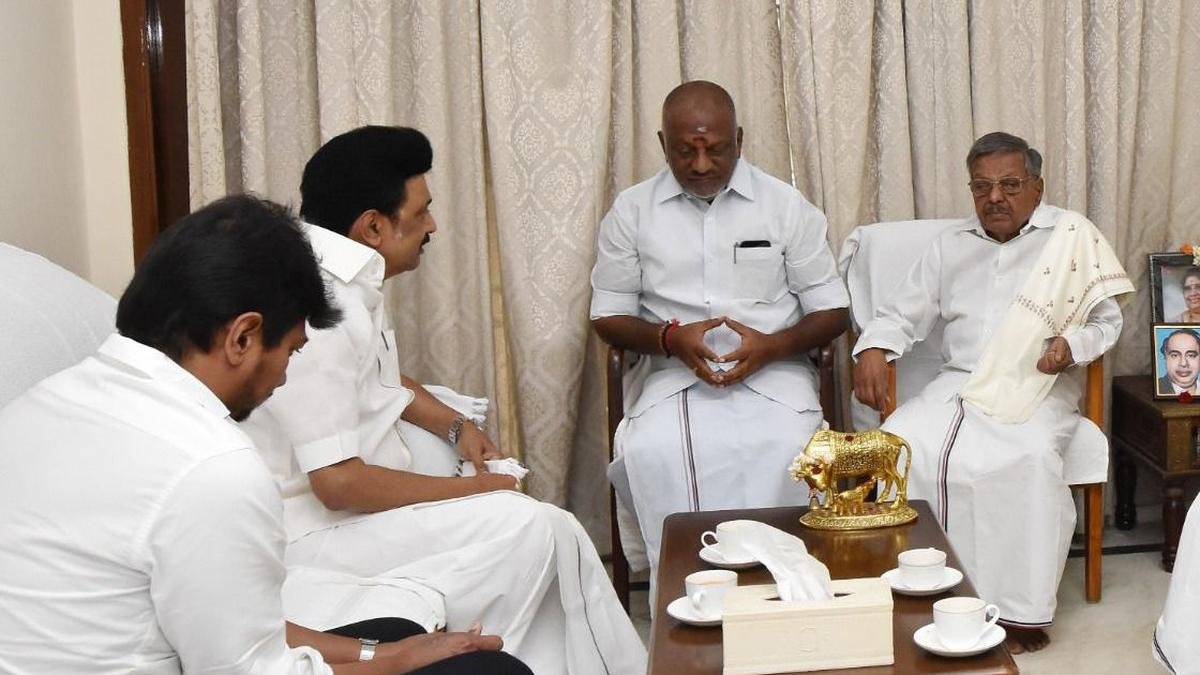 तमिलनाडु के मुख्यमंत्री स्टालिन, मंत्री उधयनिधि, पीके सेकरबाबू पनीरसेल्वम के आवास पर शोक व्यक्त करने पहुंचे
