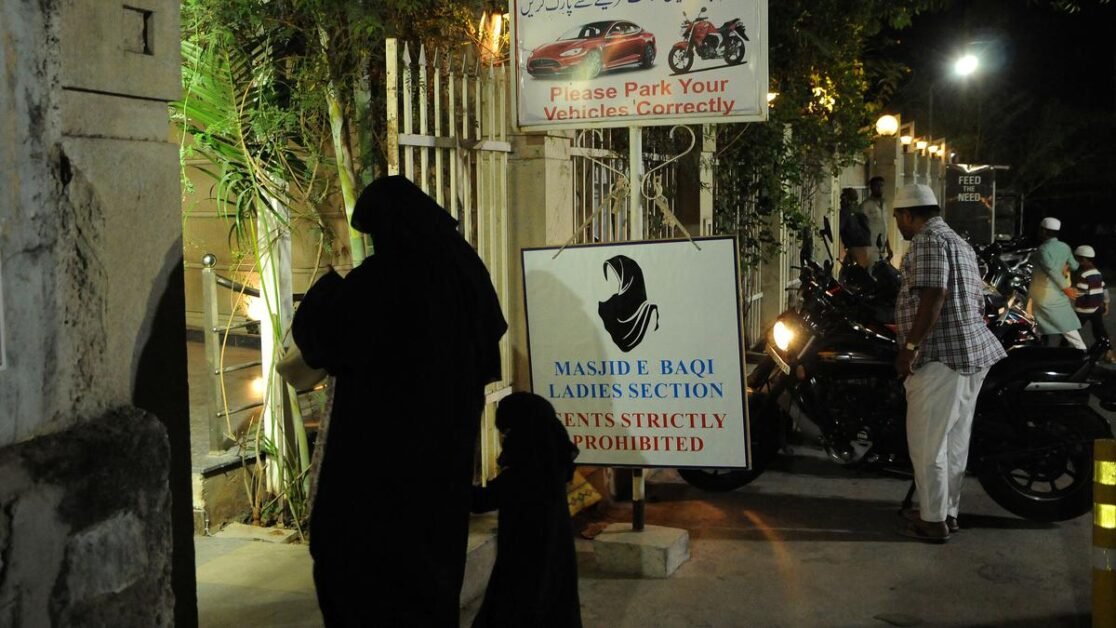 'तरावीह की नमाज़ में महिलाएं बेहद अवांछनीय': इस्लामिक मदरसा ने फतवा जारी किया