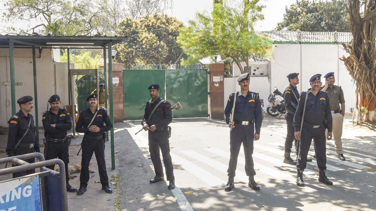 नौकरी के बदले जमीन मामले में सीबीआई की 12 सदस्यीय टीम बिहार की पूर्व सीएम राबड़ी देवी के आवास पर पहुंची