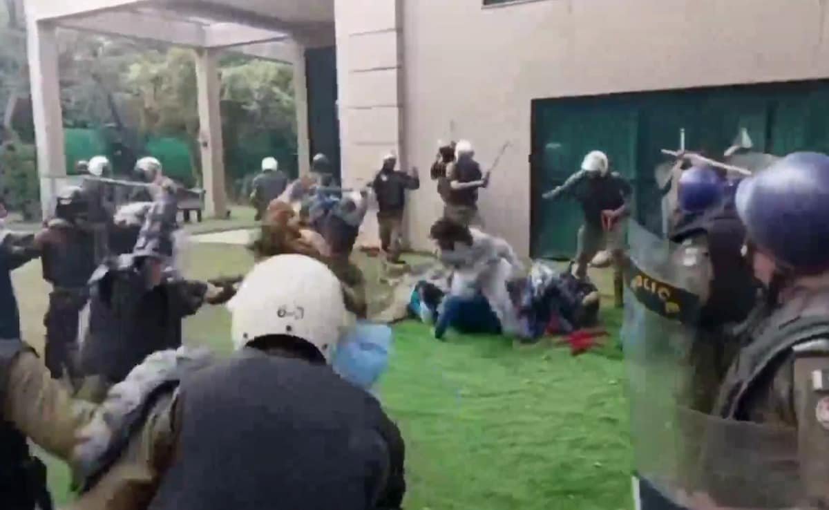 पाक पुलिस इमरान खान के कोर्ट जाने के कुछ घंटे बाद उनके घर में घुसी