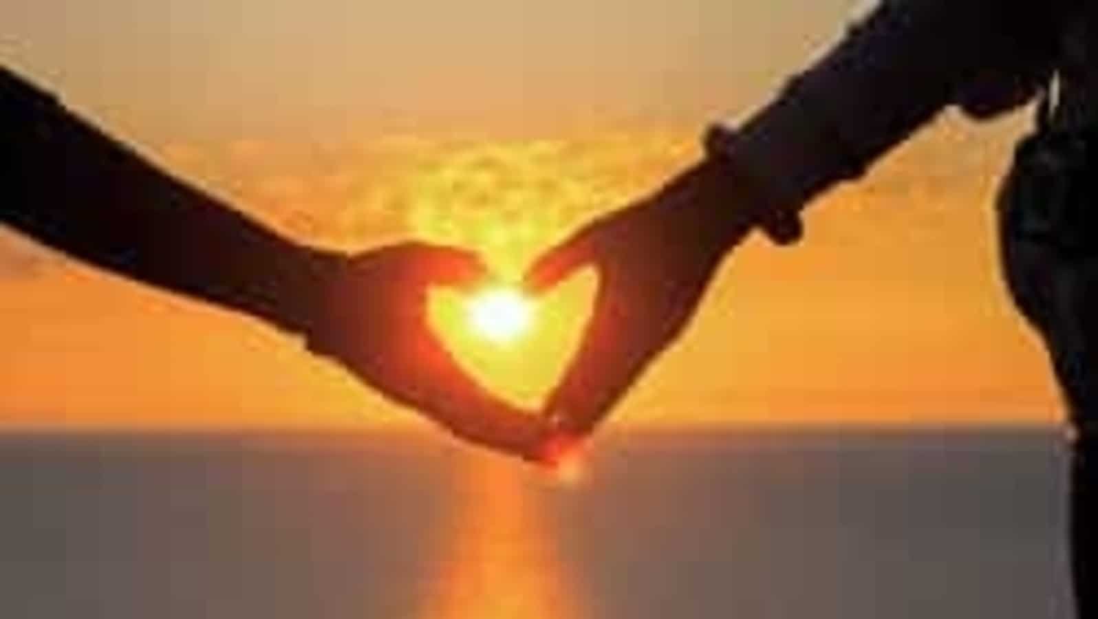 प्यार में सूर्य के संकेत: मेष राशि की महिलाएं प्रेमी के रूप में