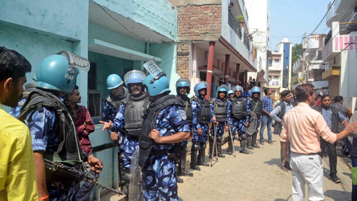 प्रयागराज में अतीक अहमद के करीबी के घर बुलडोजर से गिराया गया