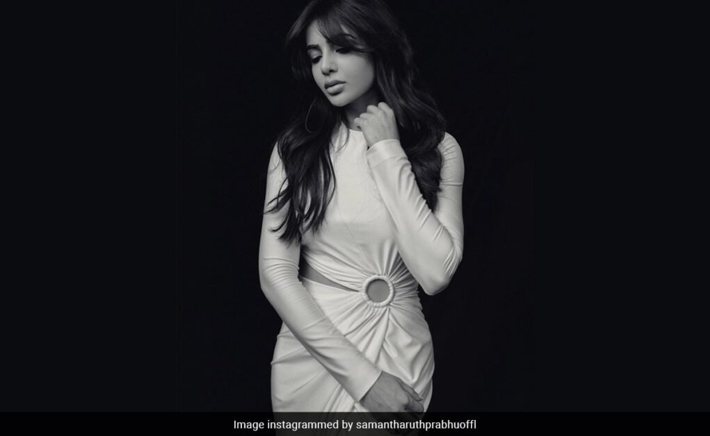 बस सामंथा रुथ प्रभु इंटरनेट पर आग लगा रही हैं जैसा वह करती हैं