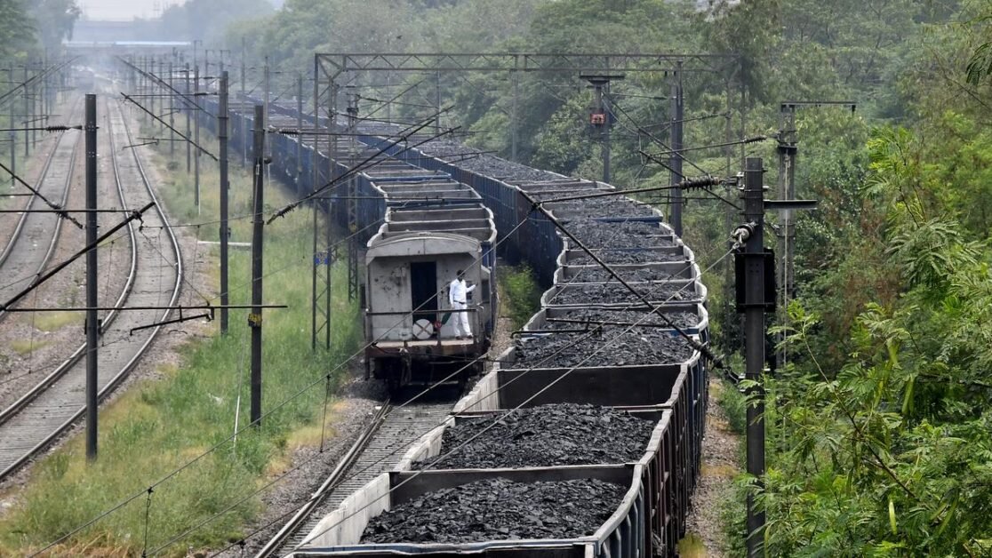 बिजली क्षेत्र की गर्मियों में कोयले की मांग को पूरा करने के लिए रेलवे ने कमर कस ली है