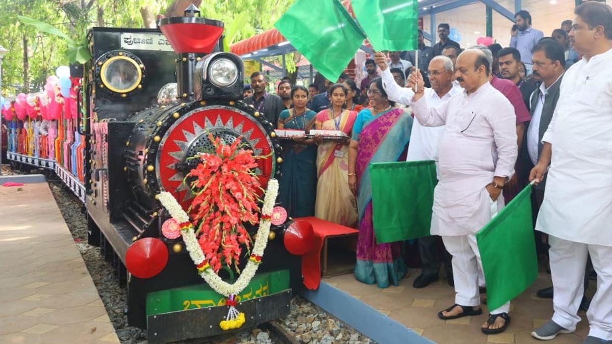 बोम्मई ने कब्बन पार्क टॉय ट्रेन का उद्घाटन किया