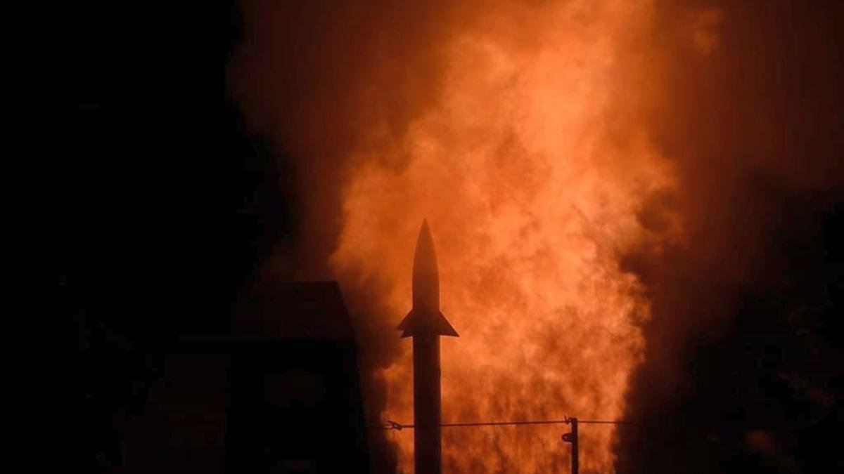 भारतीय नौसेना ने आईएनएस विशाखापत्तनम से स्वदेशी सतह से हवा में मार करने वाली मिसाइल का सफल परीक्षण किया: अधिकारी