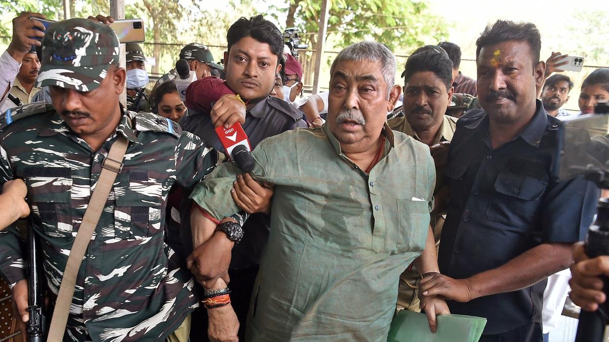 मवेशी तस्करी का मामला |  दिल्ली की अदालत ने टीएमसी के अनुब्रत मंडल को 10 मार्च तक ईडी की हिरासत में भेज दिया