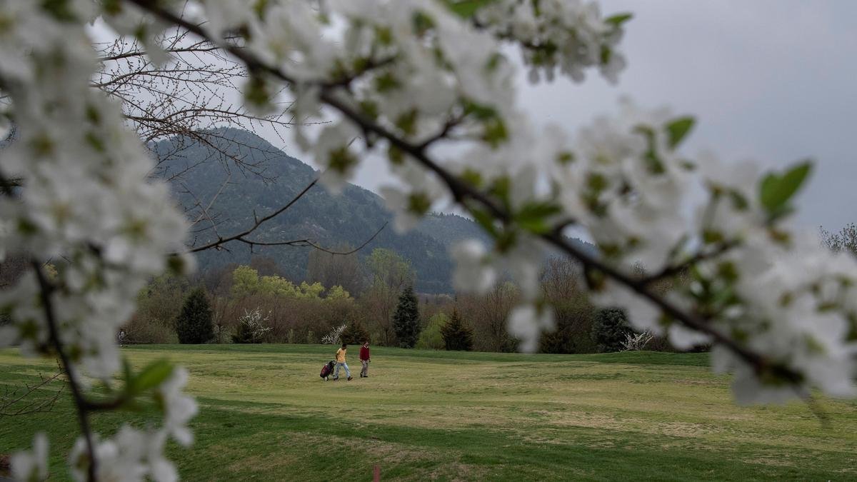 महबूबा जम्मू-कश्मीर के गोल्फ कोर्स की आउटसोर्सिंग का विरोध करती हैं