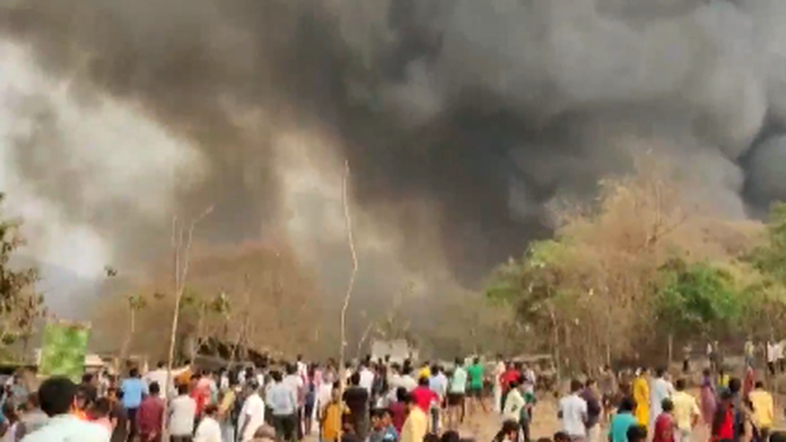 मुंबई के मलाड के स्लम एरिया में लगी आग