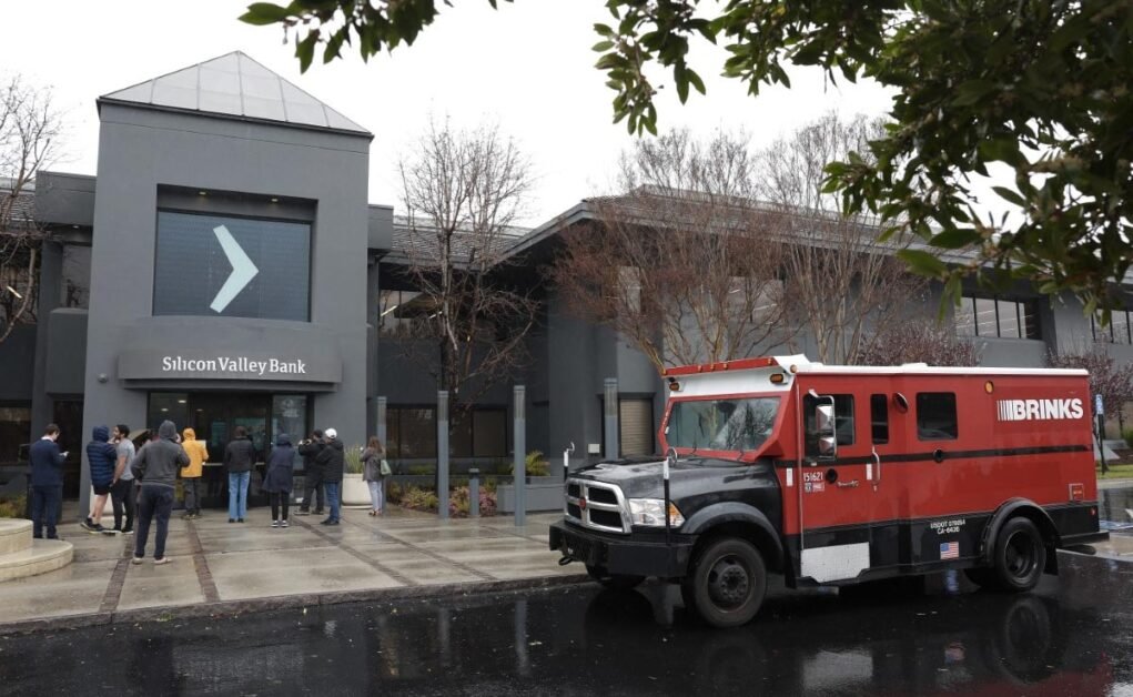 यूएस बैंक के पतन के रूप में निवेशक, जमाकर्ता $ 42 बिलियन निकालने का प्रयास करते हैं