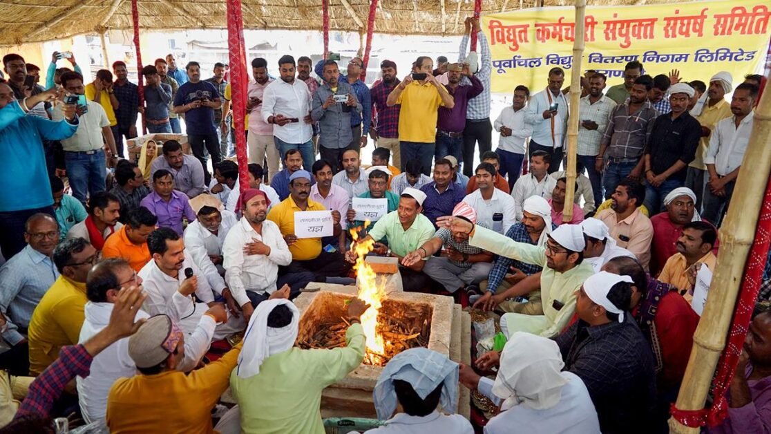 यूपी सरकार।  बिजली कर्मचारियों को हड़ताल पर जाने की कड़ी चेतावनी