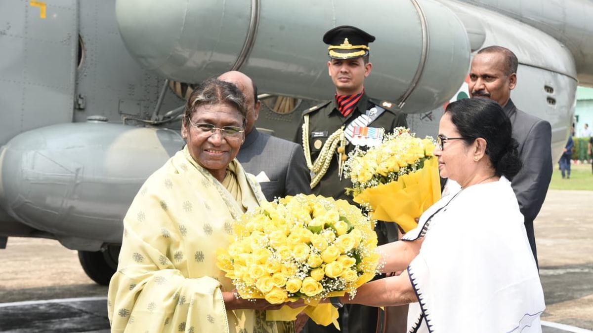 राष्ट्रपति द्रौपदी मुर्मू दो दिवसीय बंगाल दौरे पर कोलकाता पहुंचीं