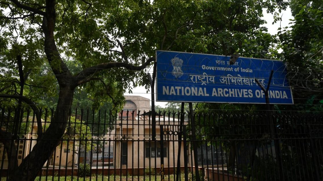 राष्ट्रीय अभिलेखागार शोधकर्ताओं को दस्तावेजों को स्कैन करने के लिए मोबाइल फोन का उपयोग करने की अनुमति देता है