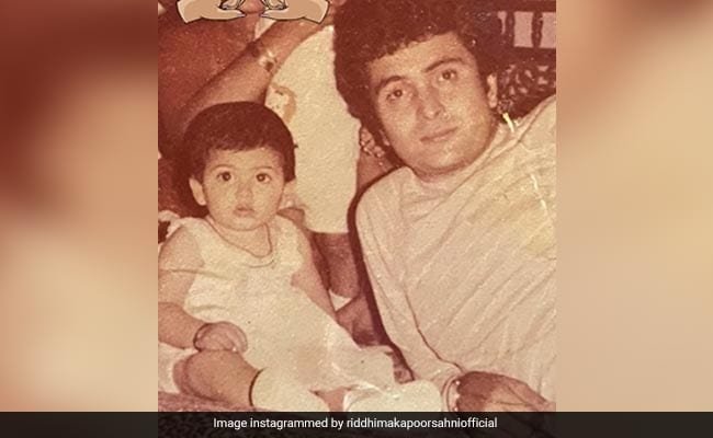 रिद्धिमा कपूर ने शेयर की पिता ऋषि कपूर के साथ बचपन की तस्वीर