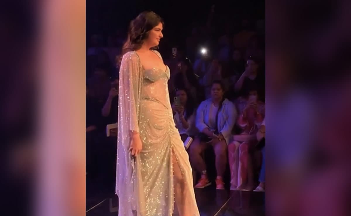 लक्मे फैशन वीक में अंशुला कपूर की 'अराजक मज़ा' रैंप डेब्यू के अंदर