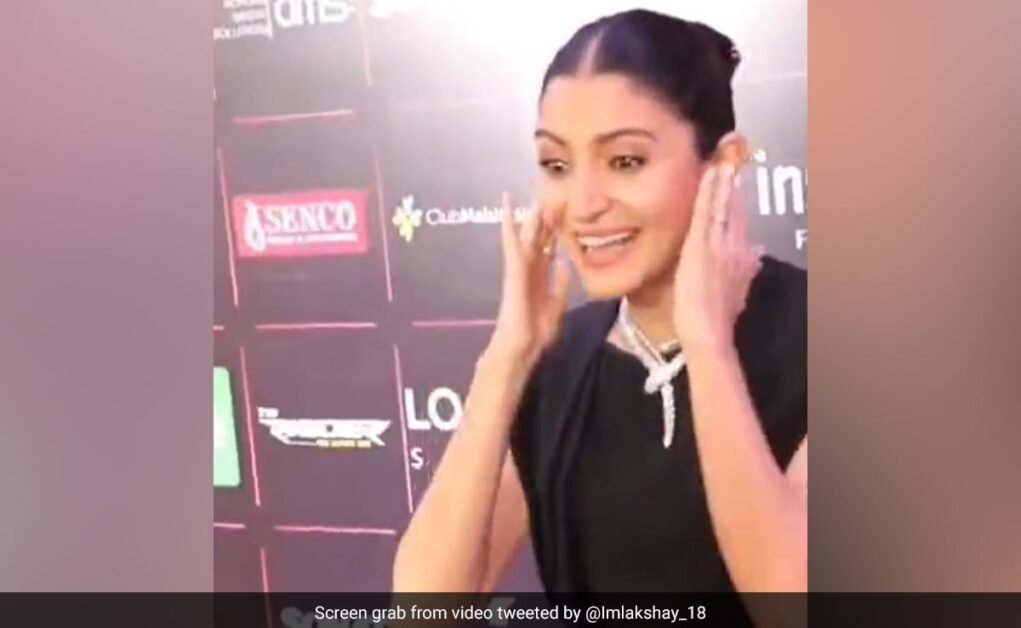 वायरल: अनुष्का शर्मा ने पपराज़ी से 'आराम' करने को कहा  घड़ी