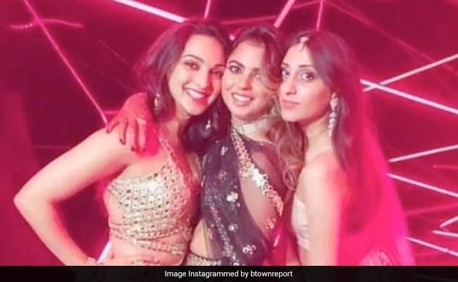 वायरल: कियारा आडवाणी ब्राइड्समेड्स ईशा अंबानी के साथ, अनीसा मल्होत्रा ​​अपने संगीत से तस्वीर में