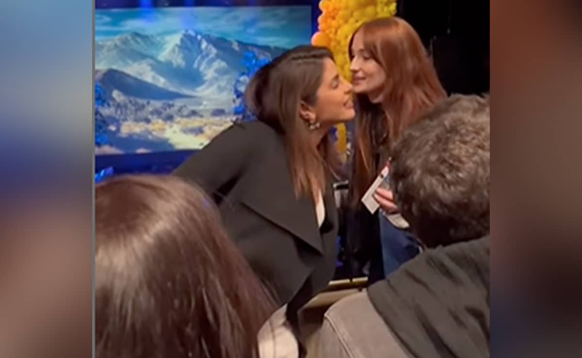 वायरल: प्रियंका चोपड़ा और सोफी टर्नर ने जोनास ब्रदर्स के चीयर स्क्वाड का नेतृत्व किया