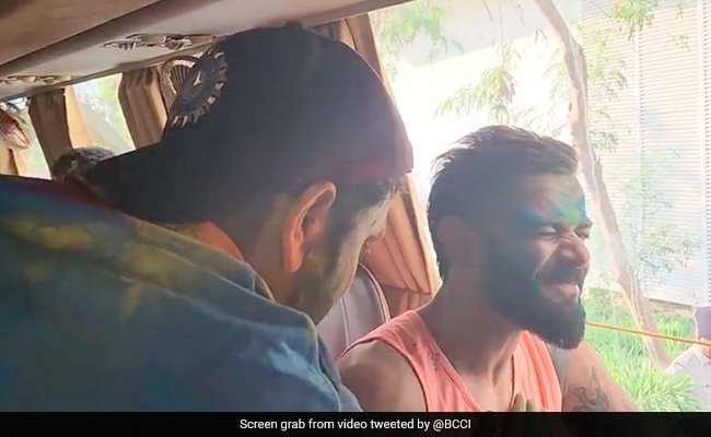 "विराट को लगा": रोहित शर्मा टीम के साथियों के साथ होली मनाते हुए किसी को नहीं बख्शते।  देखो |  क्रिकेट खबर