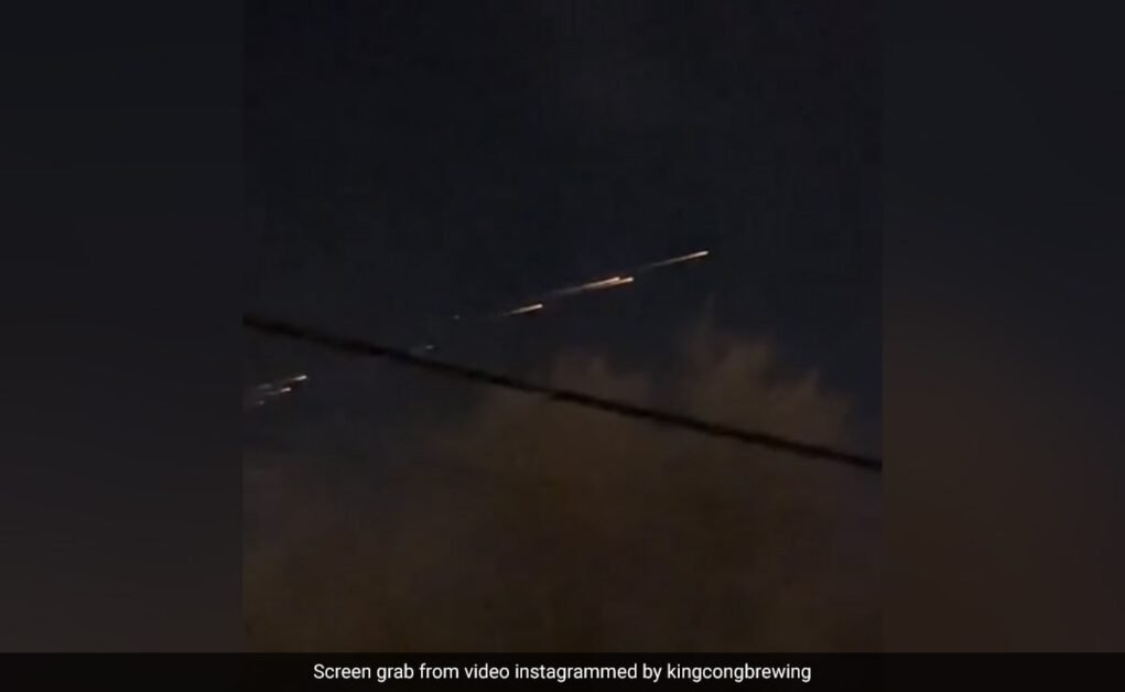 वीडियो: कैलिफोर्निया के ऊपर रात के आसमान में दिखी रहस्यमयी रोशनी की लकीरें।  यहाँ यह क्या है