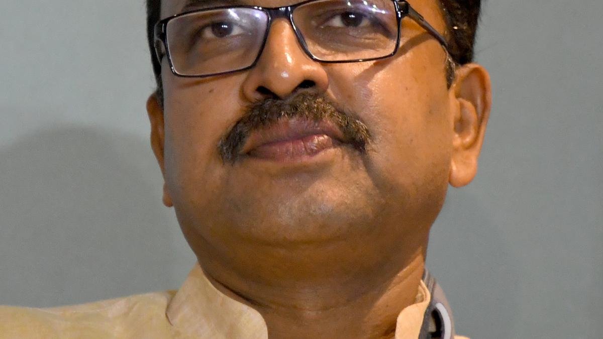 वीवी लक्ष्मीनारायण का कहना है कि मुख्यधारा की पार्टियों को स्नातक एमएलसी चुनावों से दूर रहना चाहिए था