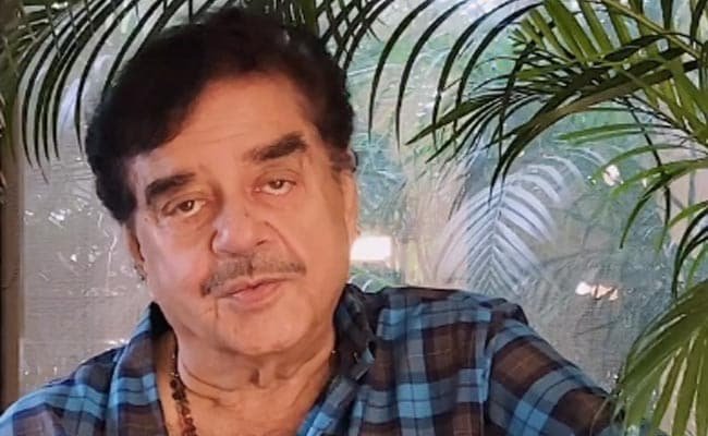 शत्रुघ्न सिन्हा, अपनी उपस्थिति के बारे में 'शर्मिंदा', एक प्लास्टिक सर्जन से परामर्श करना याद करते हैं