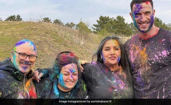 शबाना आज़मी ने मुंबई में होली पार्टी मिस की - इसलिए उन्होंने बुडापेस्ट में इसके लिए तैयारी की