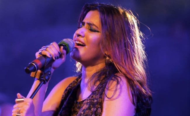 शहनाज़ गिल के विवाद के बाद, गायिका सोना महापात्रा ने अपने 'अवसरवादी महिला' ट्वीट्स को तोड़ दिया