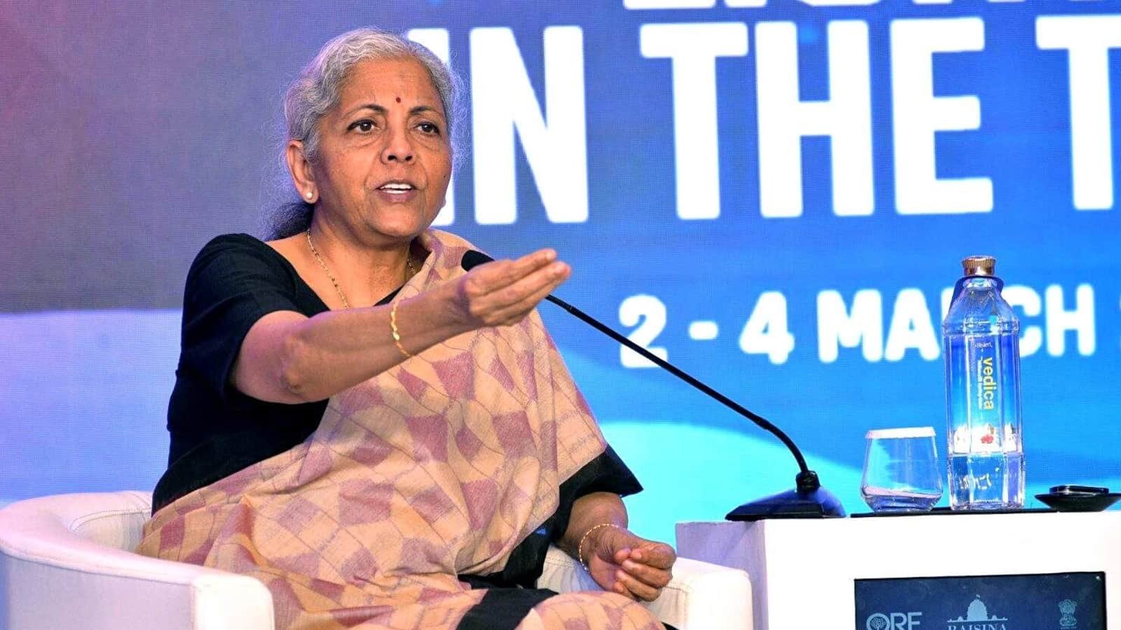 सब कुछ बेचने की 'पागल हड़बड़ी' में नहीं है सरकार: वित्त मंत्री निर्मला सीतारमण