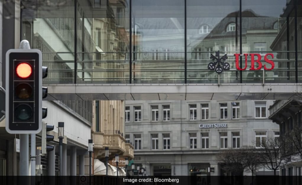 सबसे बड़े स्विस बैंक द्वारा अधिग्रहण के बाद क्रेडिट सुइस के शेयरों में 64% की गिरावट आई
