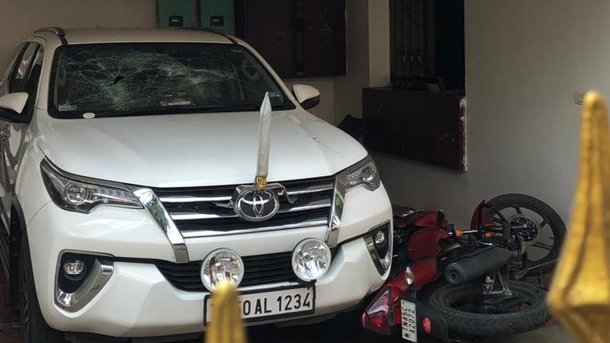 सांसद 'तिरुचि' एन. शिवा के समर्थकों ने मंत्री के.एन. नेहरू को काले झंडे दिखाए;  नेहरू समर्थकों ने सांसद की कार में की तोड़फोड़