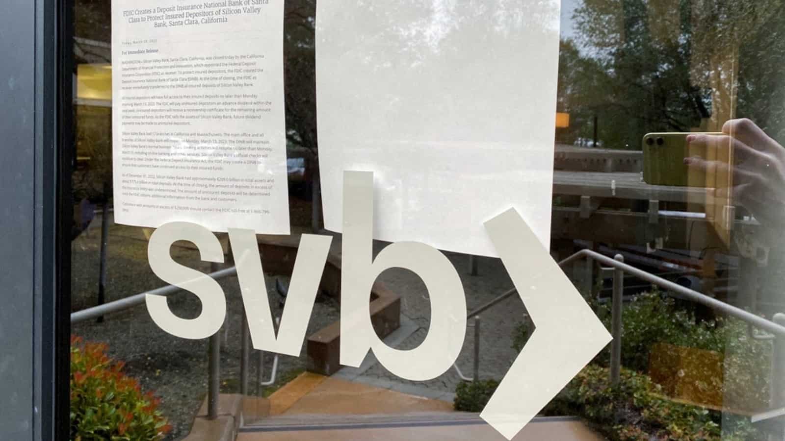 सिलिकन वैली बैंक में गुरुवार के दिन के अंत में 958 मिलियन अमेरिकी डॉलर का ऋणात्मक शेष था