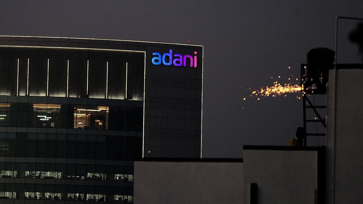 सुप्रीम कोर्ट ने अडानी समूह पर हिंडनबर्ग रिपोर्ट की जांच के लिए पांच सदस्यीय विशेषज्ञ समिति का गठन किया, जिसकी निगरानी सुप्रीम कोर्ट के सेवानिवृत्त न्यायाधीश करेंगे