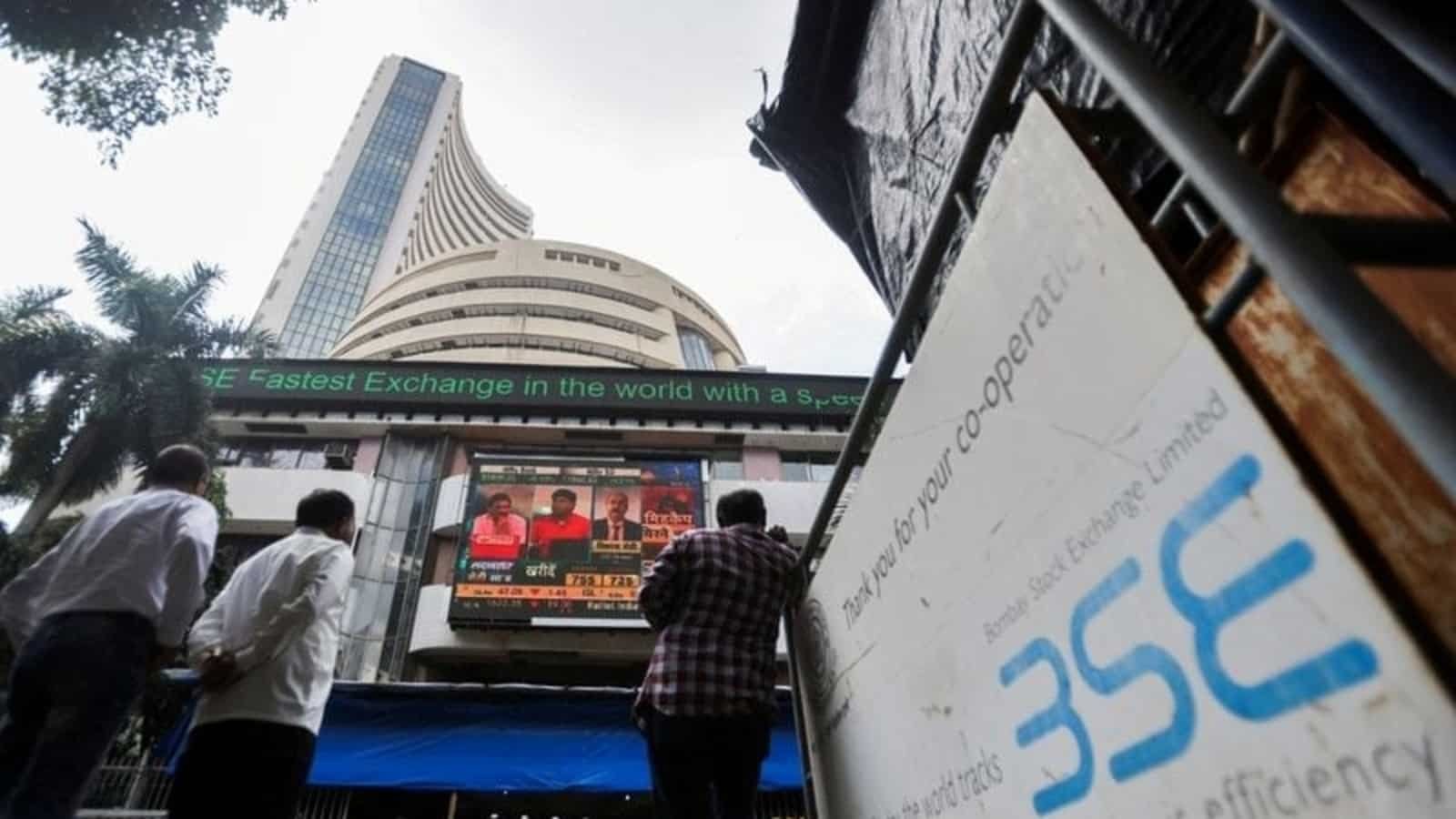 सेंसेक्स 360 अंकों की गिरावट के साथ 57,628 पर बंद हुआ, निफ्टी 16,988 पर बंद हुआ