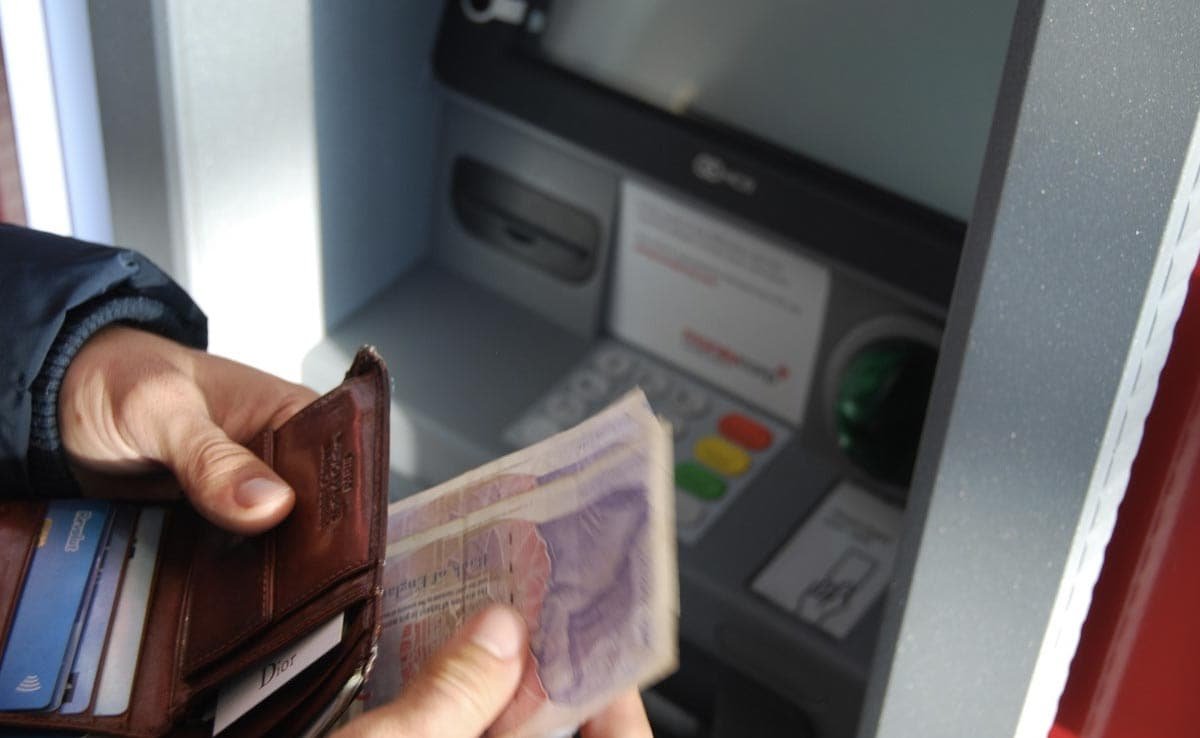 स्कॉटलैंड में एक शख्स ने चाकू की नोंक पर अपने ही बेटे को लूटने की कोशिश की