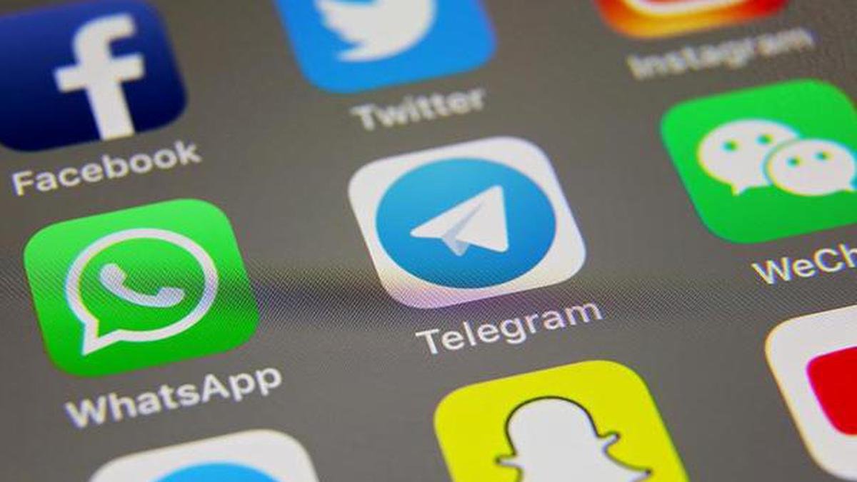 हेल्पलाइन का कहना है कि रोमांटिक रिश्तों में बच्चों को ऑनलाइन डराने-धमकाने और दुर्व्यवहार का खतरा होता है