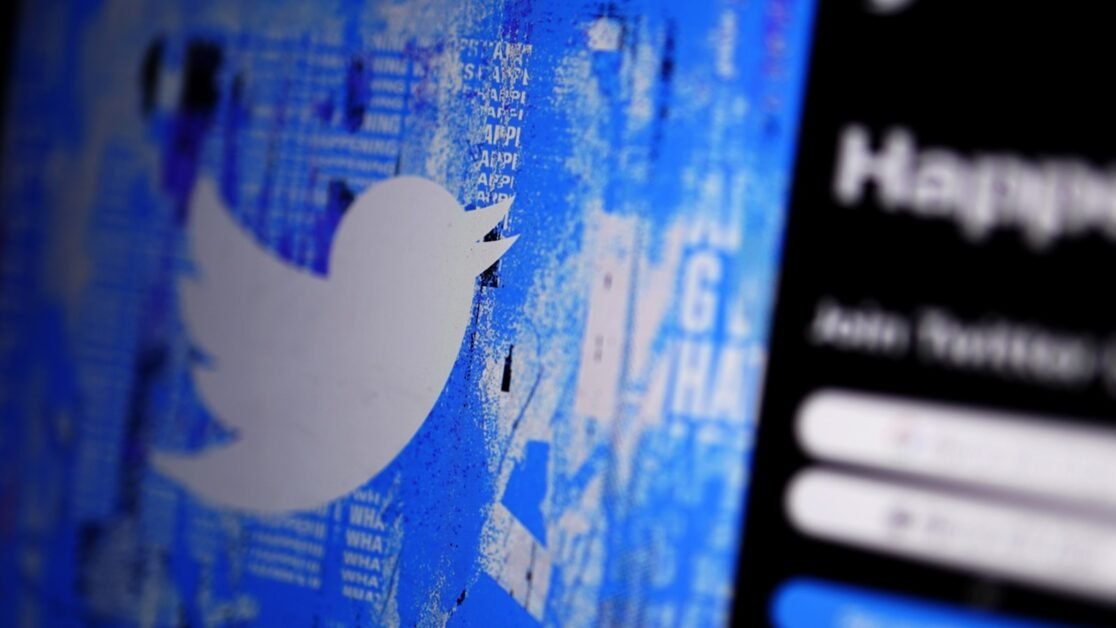 ट्विटर के शैडो वर्कफोर्स ने कंपनी द्वारा बिना सूचना के निकाले जाने के बाद मुकदमा दायर किया