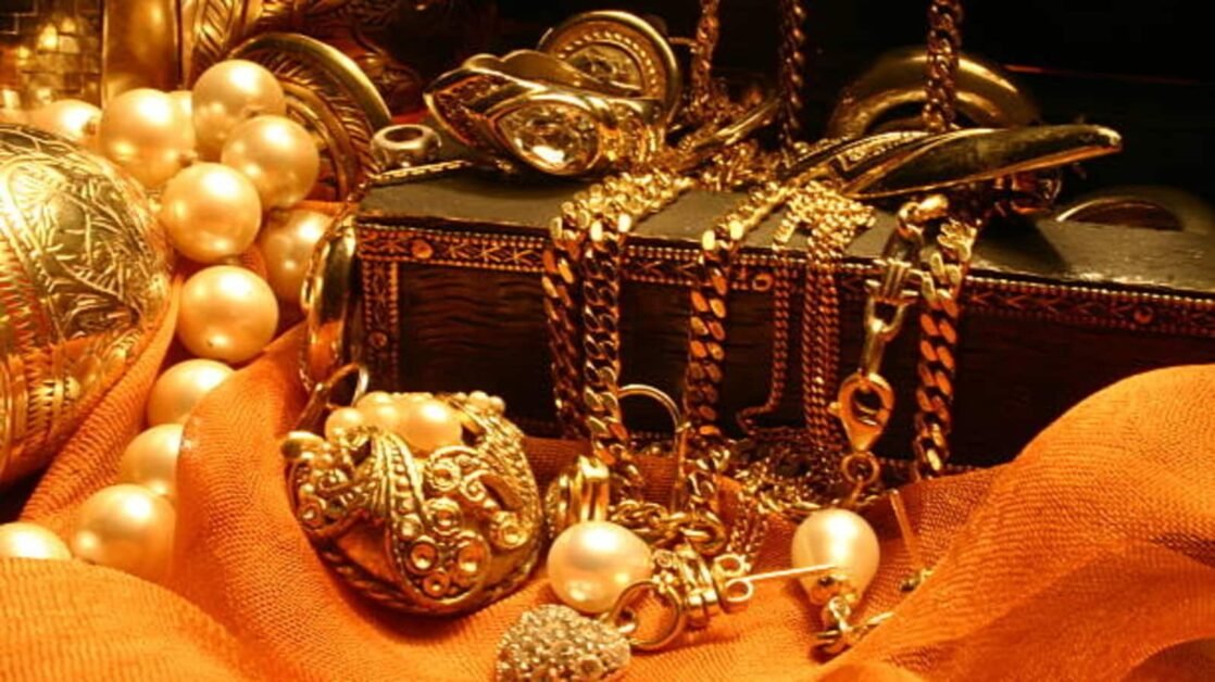 सोने की कीमत में ₹390 की गिरावट, चांदी में मामूली गिरावट: नवीनतम कीमतों की जाँच करें