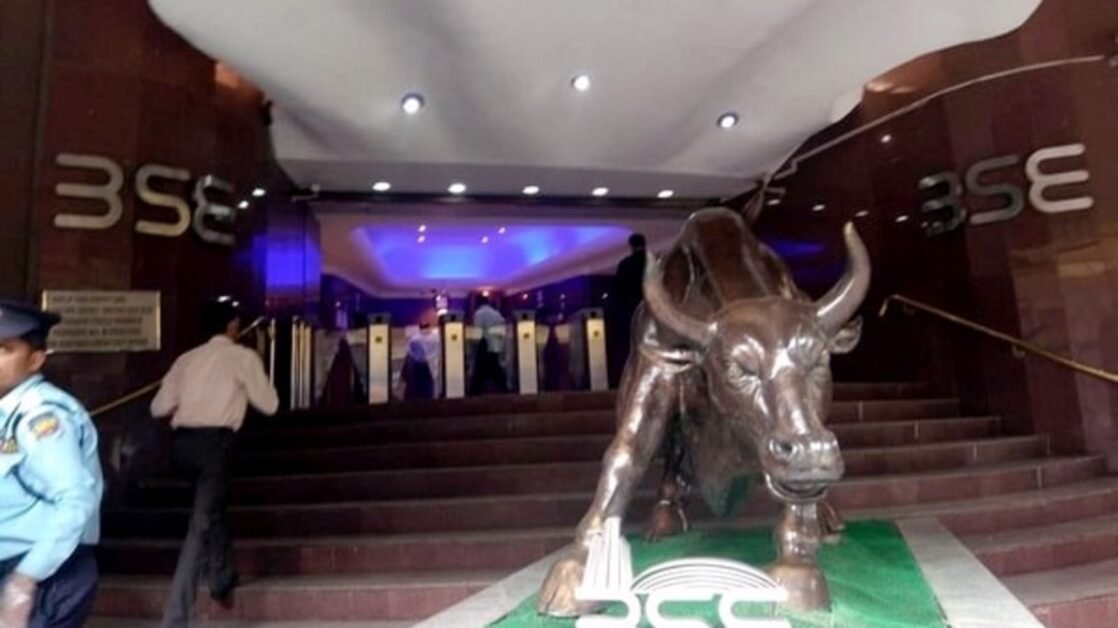 ओपनिंग बेल: सेंसेक्स 59,900 के ऊपर हरे रंग में;  निफ्टी 17,720 पर