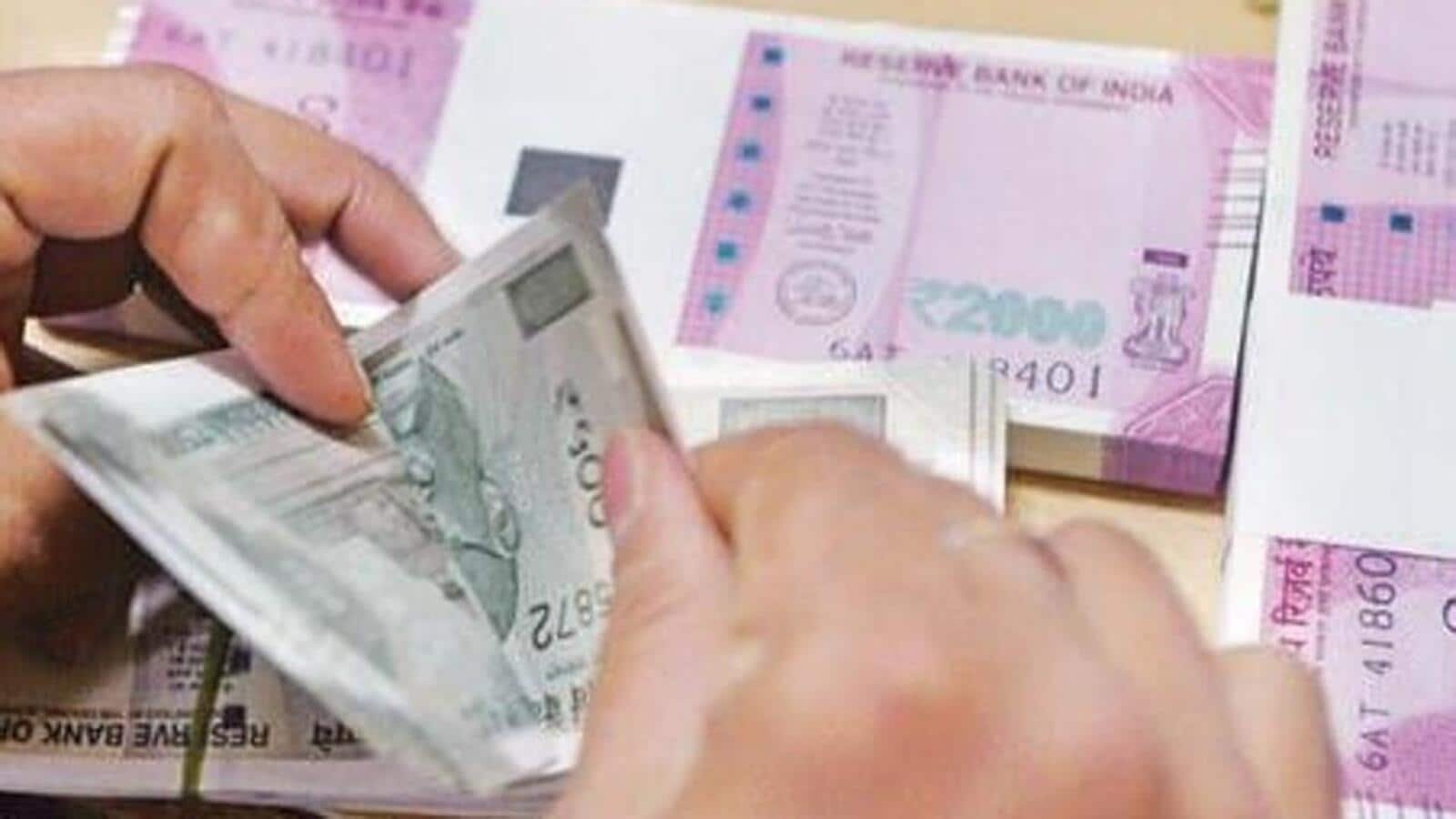 बिहार के जमुई में एसबीआई से दिनदहाड़े 16 लाख रुपये और 15 लाख रुपये का सोना लूट लिया गया