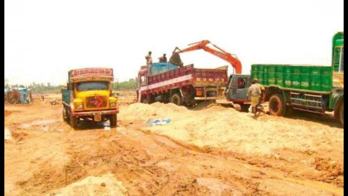 रेत के अवैध खनन में 45 लोगों की गिरफ्तारी के बाद बिहटा थाने का घेराव किया गया
