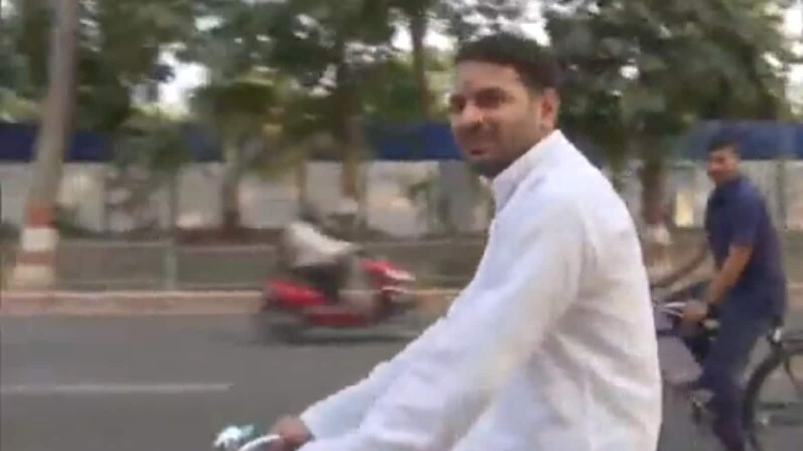 पिता लालू यादव की घर वापसी पर तेज प्रताप का 'पर्यावरण हितैषी' संदेश, 'जश्न मनाने के लिए साइकिल की सवारी...'  घड़ी