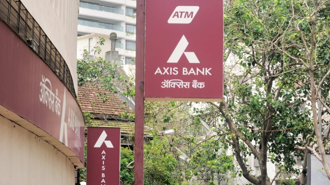 ऐक्सिस बैंक के शेयरों में 2% से अधिक की गिरावट, एम-कैप 5,361 करोड़ के नुकसान के बाद 6,413 करोड़ गिरा