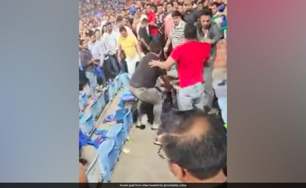 दिल्ली में IPL मैच के दौरान फैन्स के बीच जमकर मारपीट  वीडियो वायरल हो जाता है |  क्रिकेट खबर