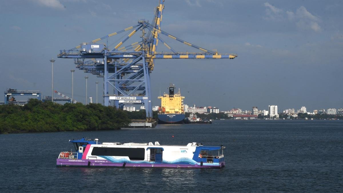 KMRL अलप्पुझा और कोल्लम में बैकवाटर पर्यटन के लिए जल मेट्रो जहाजों को लॉन्च करने का इच्छुक है