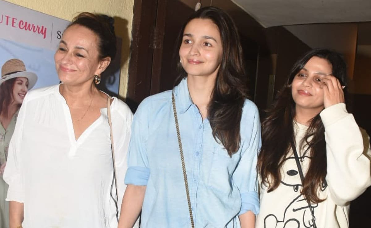 Pics: मां सोनी राजदान और बहन शाहीन के साथ मूवी डेट एन्जॉय करती आलिया भट्ट