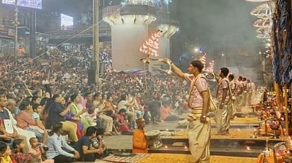 Deepdaan for martyred in dantewada Naxalite attack in ganga arrti in varanasi
