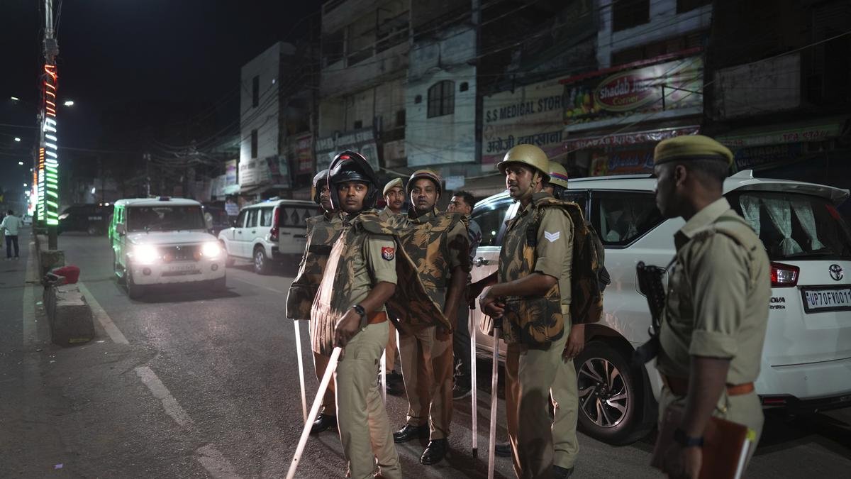 अतीक अहमद, अशरफ की गोली मारकर हत्या के बाद यूपी पुलिस ने कई जिलों में किया फ्लैग मार्च, पेट्रोलिंग