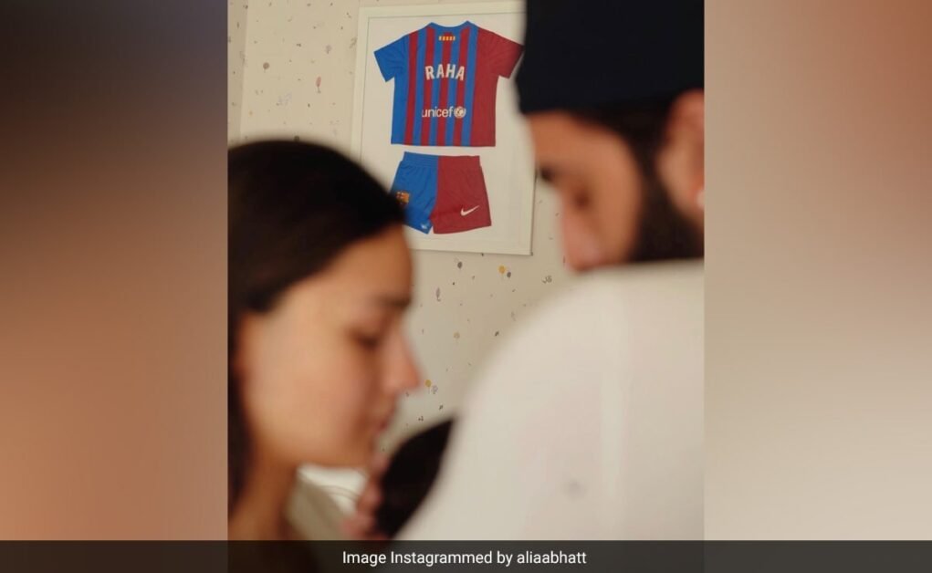 आलिया भट्ट ने कहानियां पढ़कर बेटी राहा के साथ रविवार की दोपहर का लुत्फ उठाया।  पोस्ट देखें